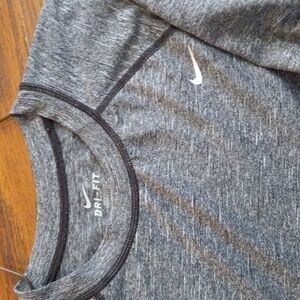 NIKE M DRI-FIT Long Sleeve T-SHIRT in Grey